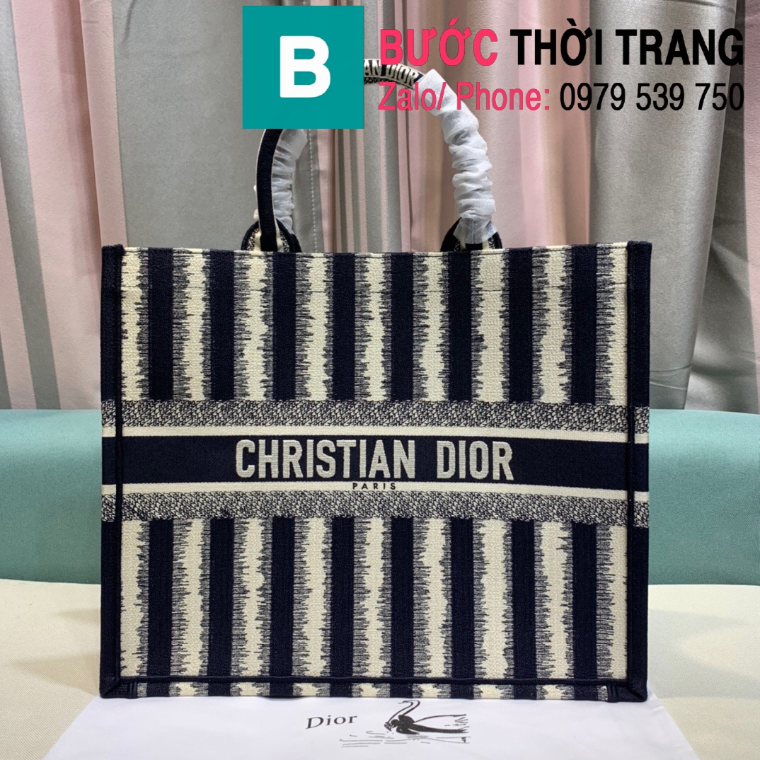 Túi xách Dior Book Tote liệu có gì đặc biệt để bạn phải sở hữu nó