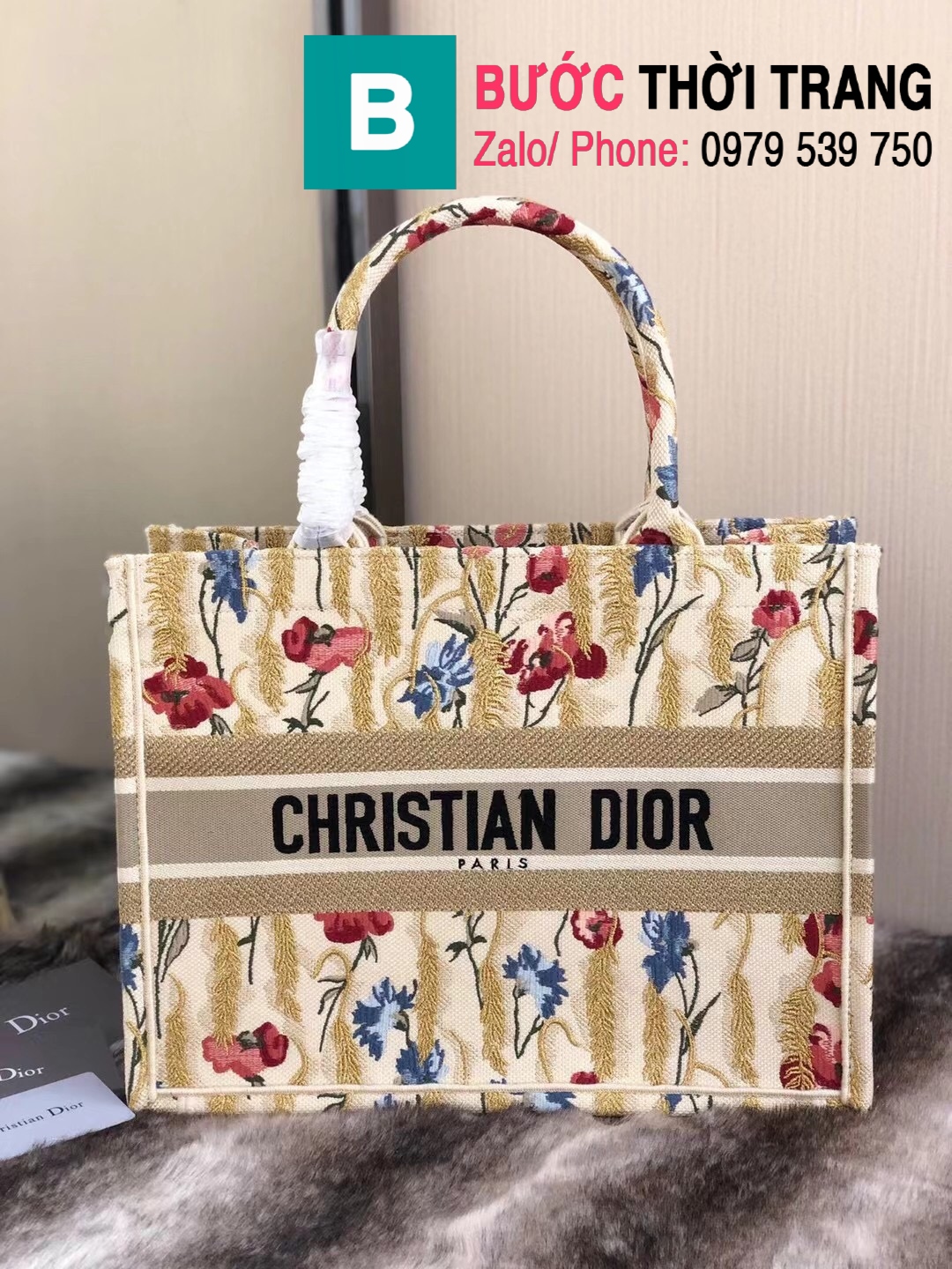 Vì sao Dior Book Tote thêu logo cá nhân làm chao đảo các tín đồ thời trang   RoseeOrder